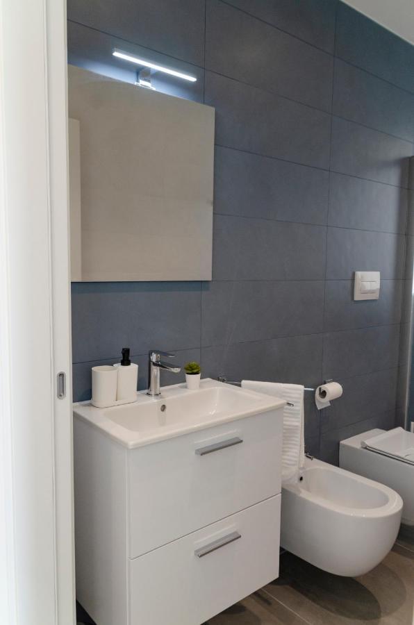 Апартаменти Apulialux - Exclusive And Modern City View, Private Parking Барі Екстер'єр фото